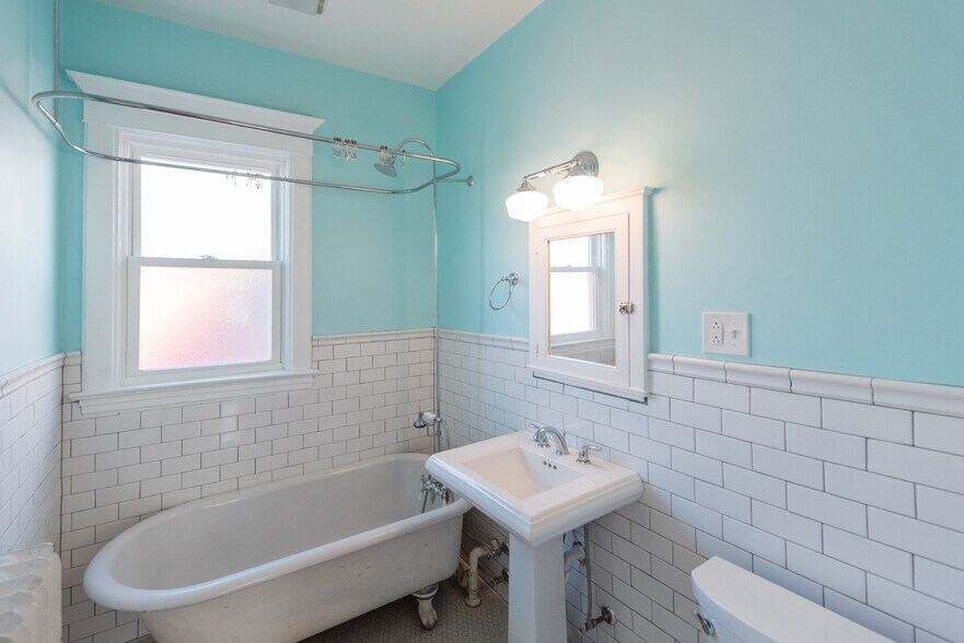 Vintage bath: 7.8'x06' - 3204 Park Ave