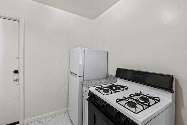 Building Photo - 1809 Oak St