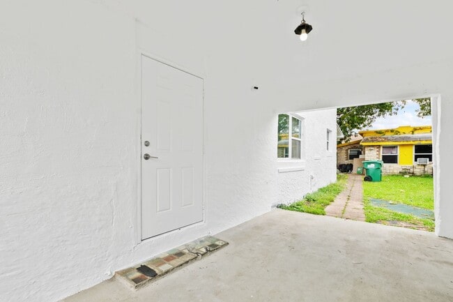 Building Photo - Charming 3-Bedroom Home in Miami - Comfortable Living in a Prime Location
