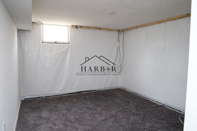 Building Photo - Single Family Home in SE Rochester Availab...