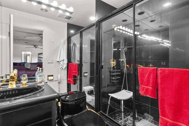 Building Photo - 540 N W Knoll Dr