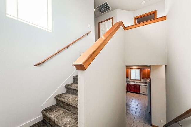 Building Photo - Beautiful 4-Bedroom Townhome in South Richland