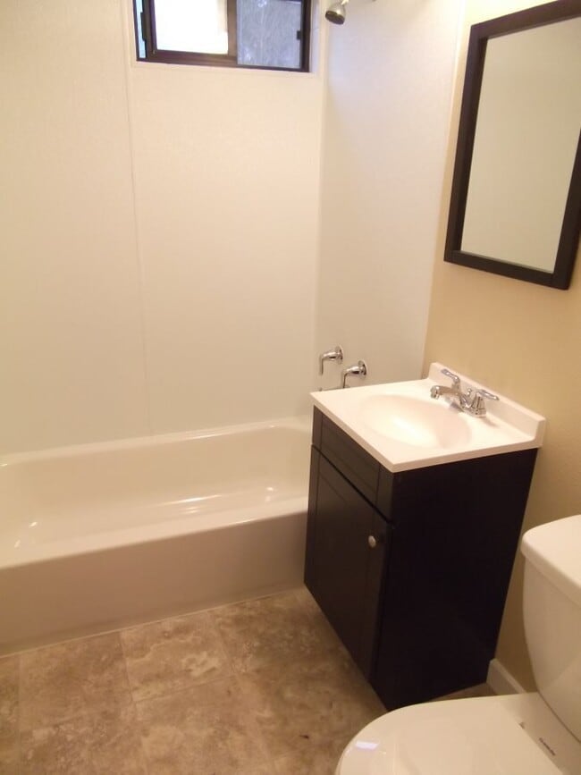 Building Photo - 2 Bedroom 1 Bathroom Townhome in Downtown ...