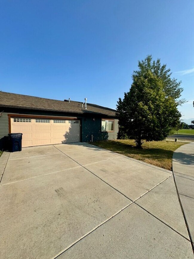 Building Photo - 3-Bedroom, 2-Bathroom Single-Level Home in Bozeman, MT