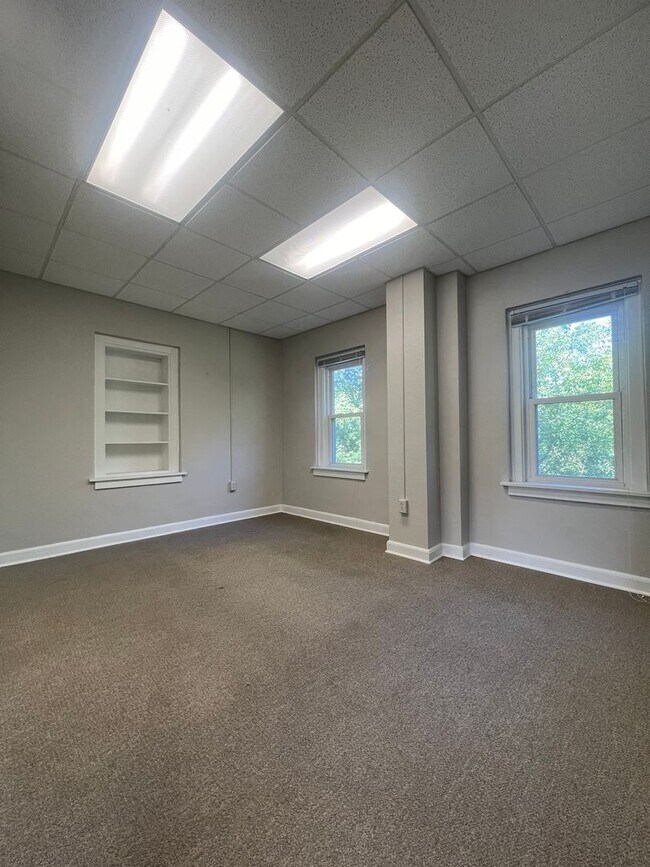 Building Photo - 602 3rd Ave N