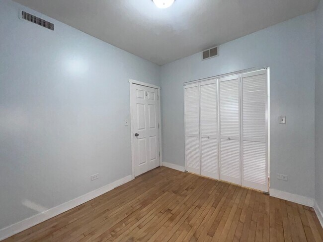 Building Photo - 1119 W 72nd St