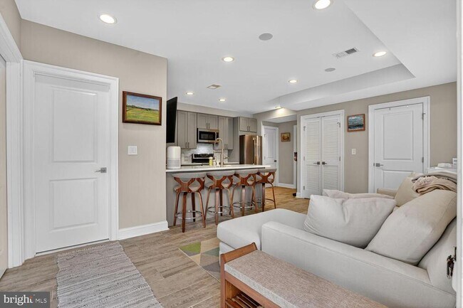 Building Photo - 1014 10th St NE