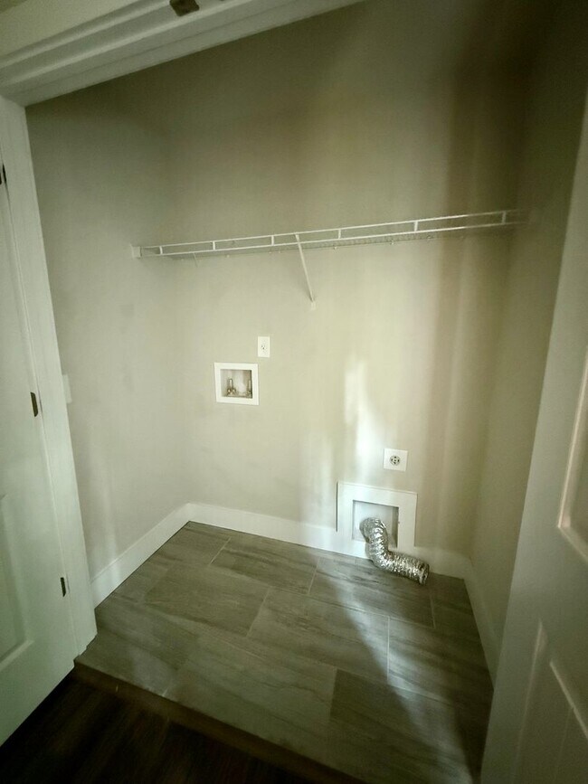 Building Photo - 2 Bed / 2.5 Bath near Lake Lanier