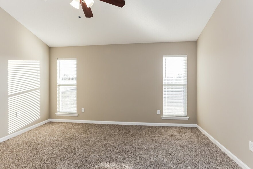 Building Photo - 4241 Meadow Creek Dr