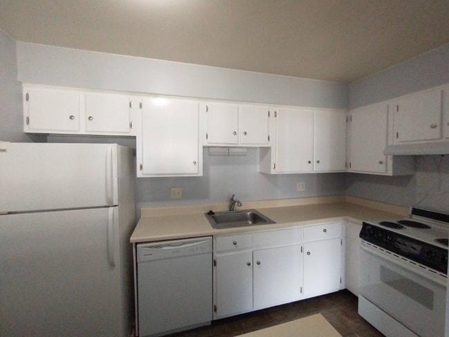 Building Photo - 25336 Shiawassee Cir