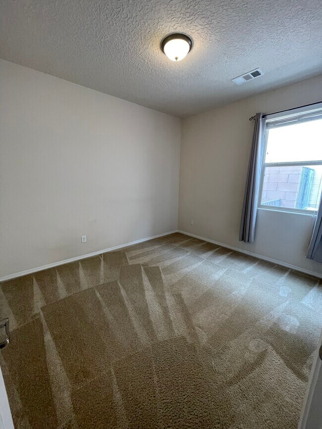 Building Photo - 2204 Delfinio Dr SE