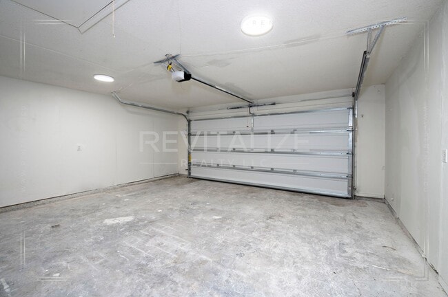 Building Photo - Lovely 3 Bed 2 Bath Brick Home Just Minutes from the Beach!