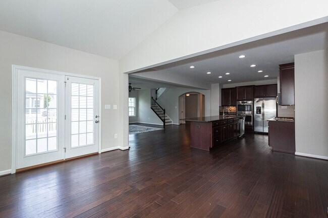 Building Photo - 5 Bed, 4.5 Bath Single Family Home in Step...