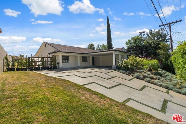 Building Photo - 11700 Woodley Ave