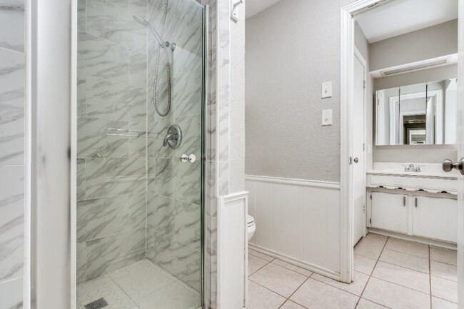 Building Photo - 2820 Clear Springs Dr