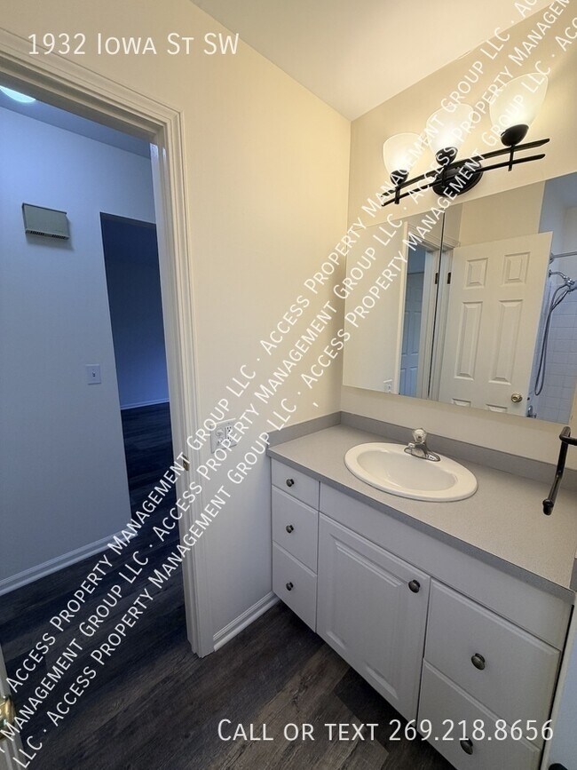 Building Photo - 1932 Iowa St SW