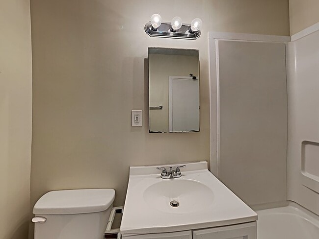 Building Photo - 4 bed 2 bath  with large backyard in Green...