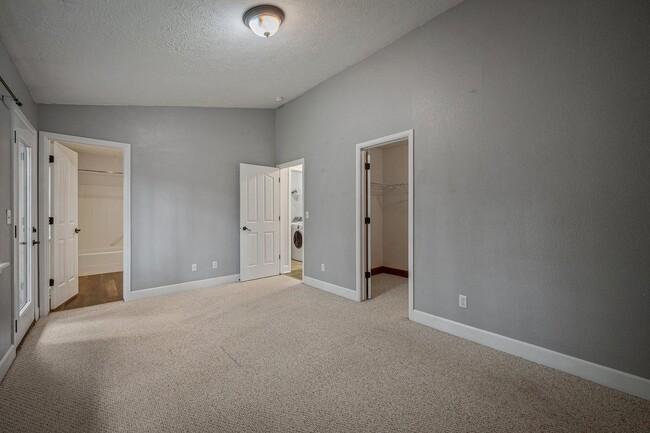 Building Photo - 3 bed 2.5 bath Townhome