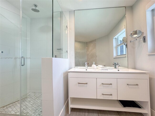 Building Photo - 4925 Collins Ave