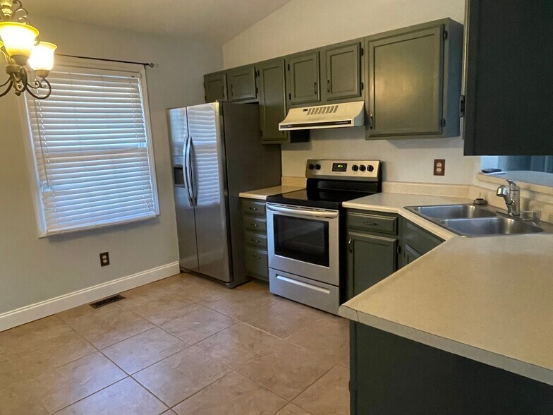 Building Photo - 3808 Raintree Dr