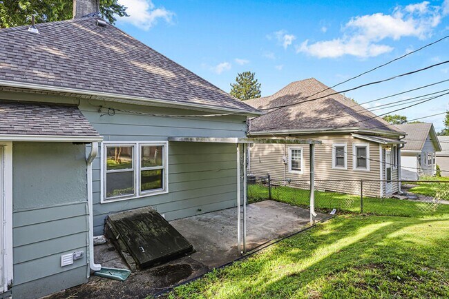 Building Photo - Remodeled 2-Bedroom Home in Saint Joseph with Off-Street Alley Parking