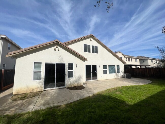 Building Photo - 4 bedroom home with 3 car garage in Patterson!