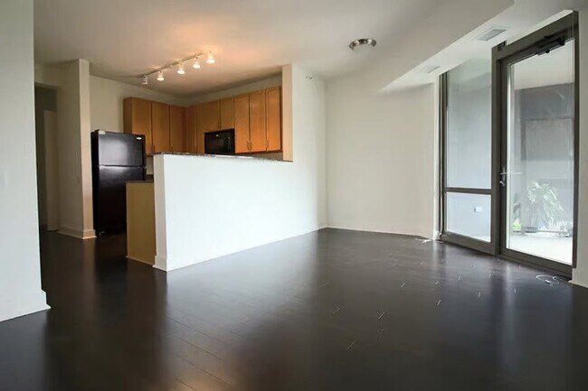 Building Photo - 642 S Clark St