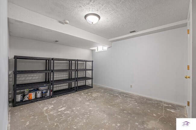 Building Photo - AVAILABLE NOW!