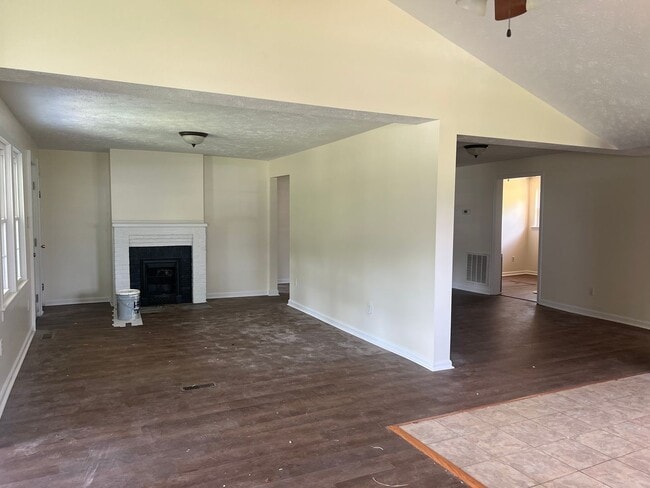 Building Photo - Very Nice 4 bedroom near Tri Cities Airpor...