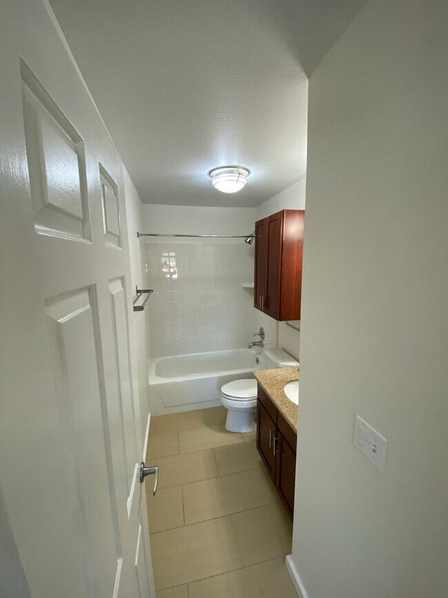 Building Photo - Available Now - 2 Bedroom 2 Bath Condo in ...