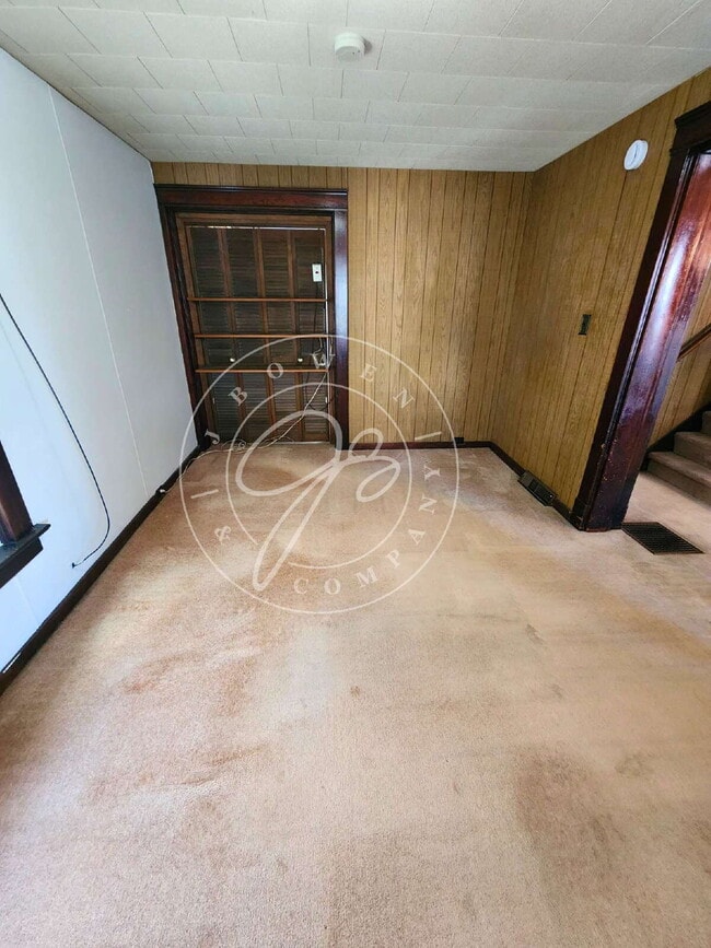 Building Photo - 4 bed 2 bath with 1st floor bedroom and ba...