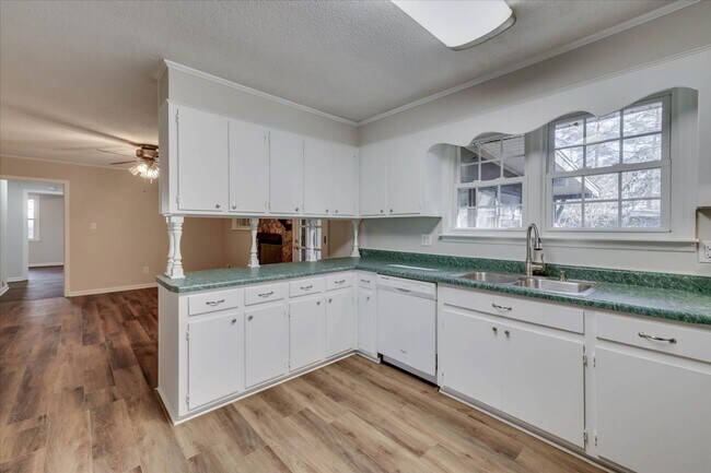 Building Photo - 3 Bed/2Bath home with garage, sunroom, and shed in Martinez