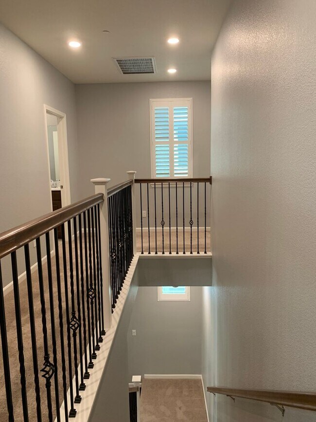 Building Photo - Designer Inspired 4x3 Stunning Home with Bonus Room and 2 Car Garage!