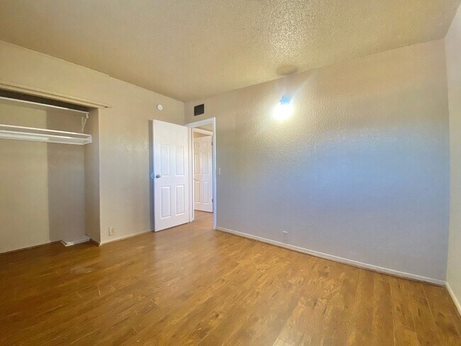 Building Photo - Now accepting section 8!