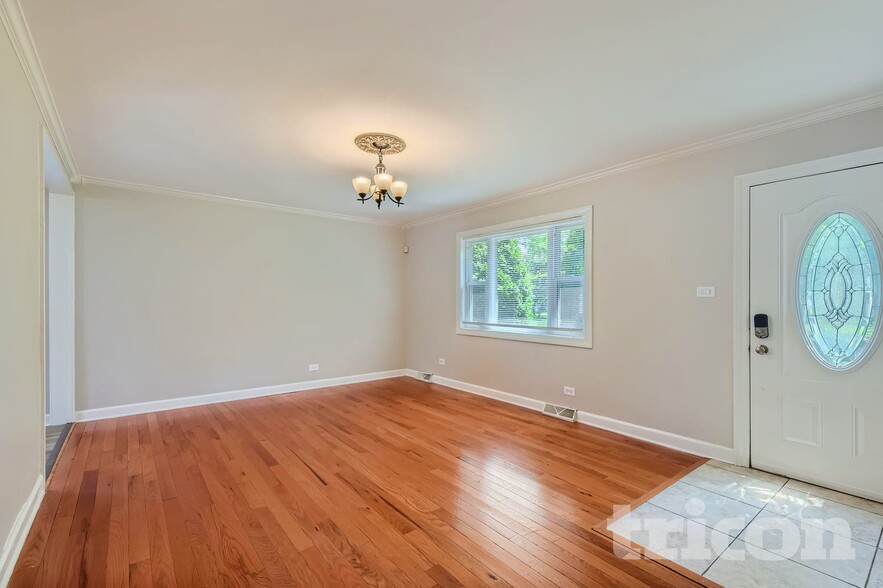 Building Photo - 612 W James St