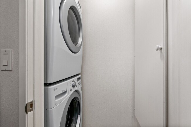 Building Photo - 1083 Shadowridge Dr