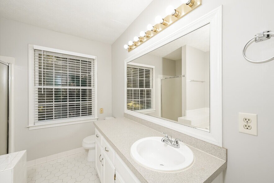 Building Photo - 175 Meadowbrook Dr
