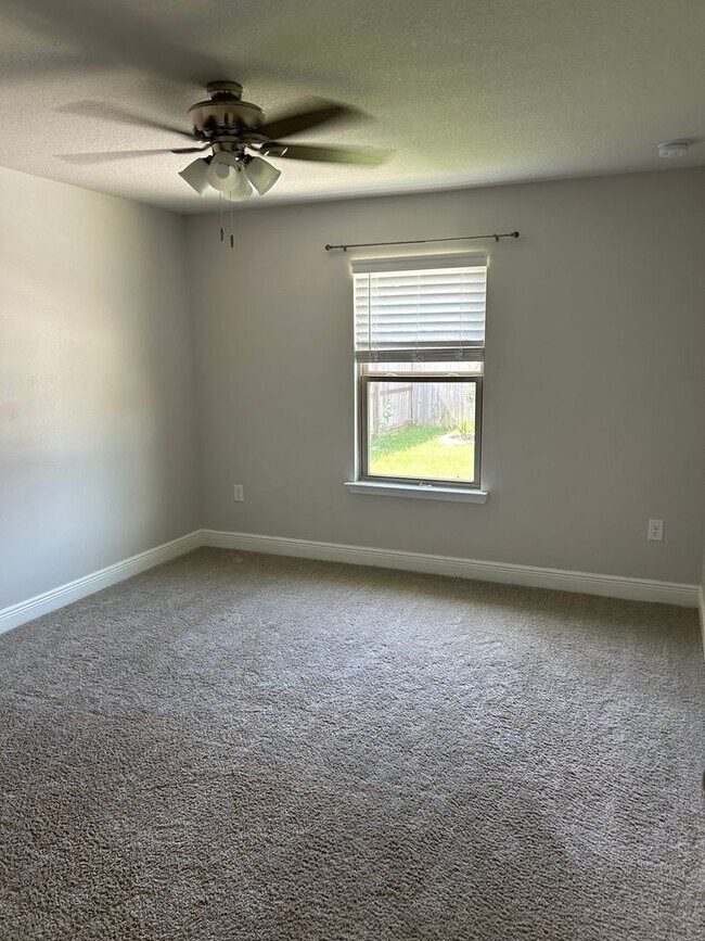 Building Photo - Easy access to interstate, bases & shopping!