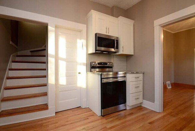 Building Photo - Beautiful 5 Bedroom Home!