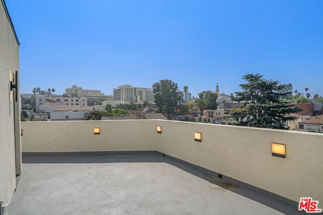 Building Photo - 257 S Park View St
