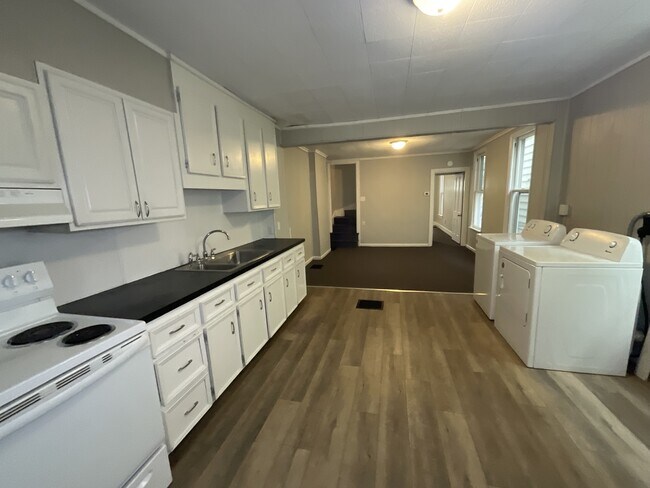 Building Photo - 556 S 2nd St