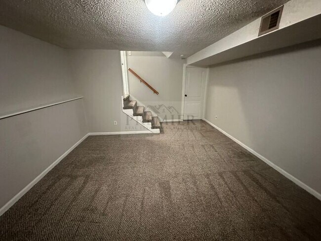 Building Photo - 3 bed / 1 bath duplex for rent - $1425- re...