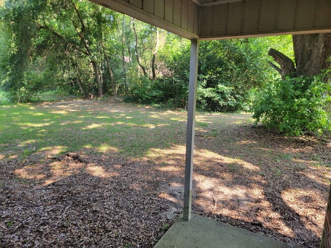 Building Photo - Fantastic location! This end unit offers the perfect blend of convenience and accessibility.