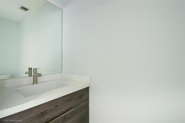 Building Photo - 701 Brickell Key Blvd