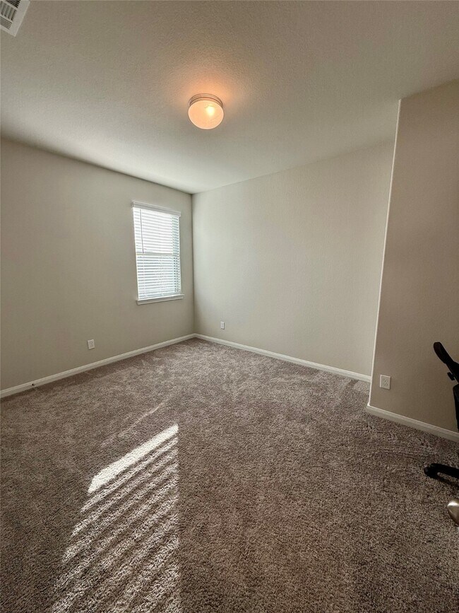 Building Photo - 15402 Sailpoint Ln