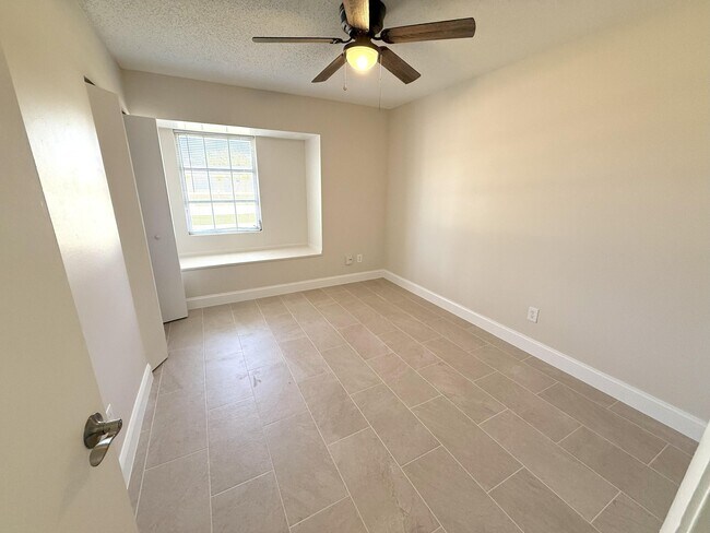 Building Photo - 333 NE Floresta Dr