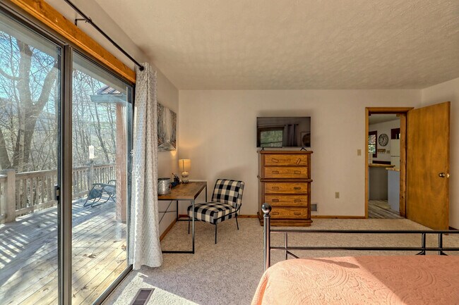 Building Photo - 1021 Saddle Back Cir