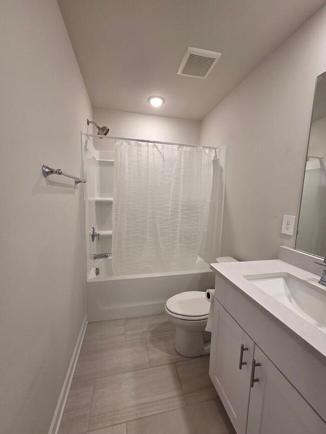 Building Photo - Beautiful and spacious! Ready for move in!