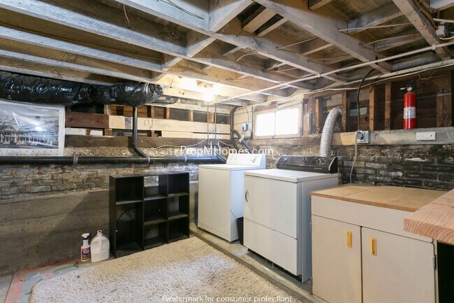 Building Photo - Classic Two Bedroom Bungalow In The Heart Of Sellwood!