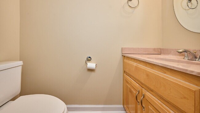 Building Photo - For Rent: 2BR, 1 1/2 BA condo, upstairs unit. Special: $400 off the first month for a lease that ...